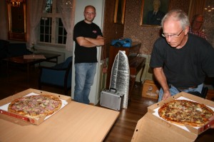 Kjell serverer pizza